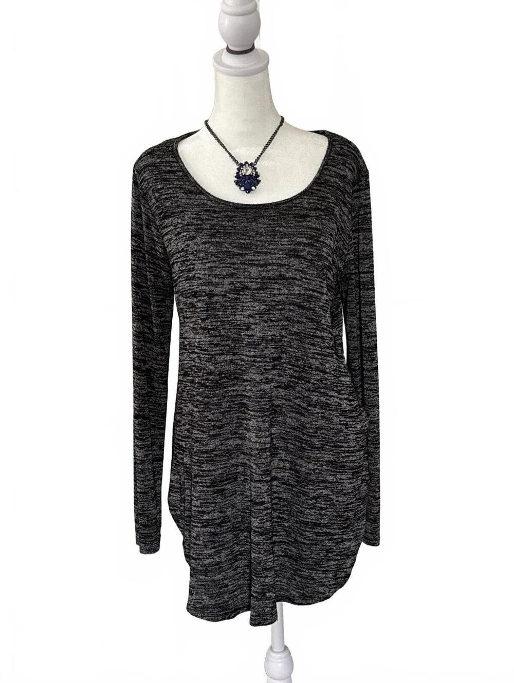 Apt.9 LS Lightweight Heathered Grey/Black top with curved/split hem